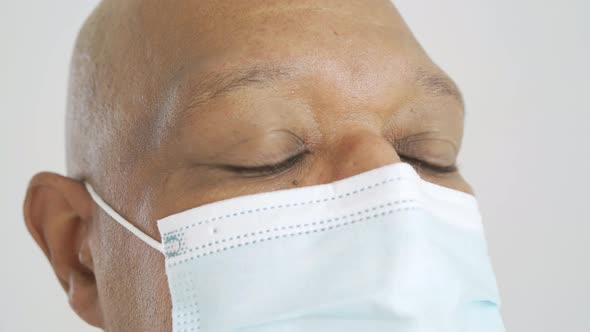 eyes of old elderly black business man. Sick African American person wearing a face mask i alt
