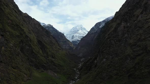 Rotating aerial shot through a valley in the Annapurna mountains, Nepal alt