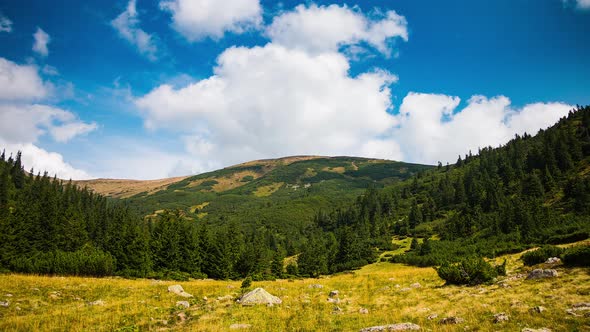 Time Lapse. Dynamic Sky Over Valley in Mountain alt