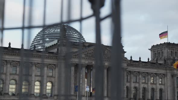 Middle Section of Deutscher Bundestag Building with Steel and Glass Cupola alt