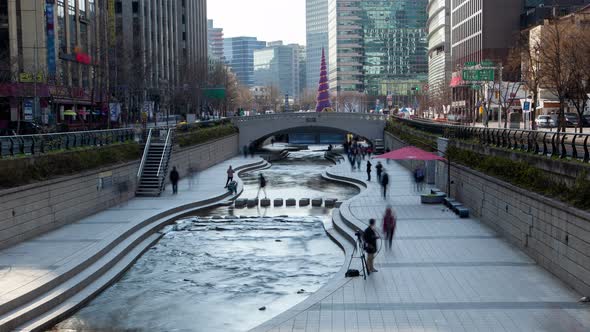 Timelapse Seoul Cheonggyecheon Relax Space with Visitors alt