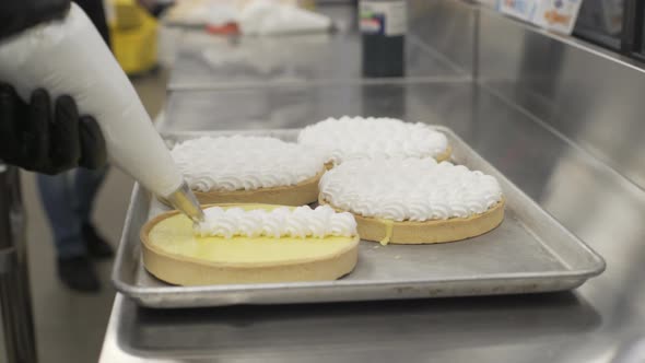 Adding Marshmallow Frosting on Pies alt