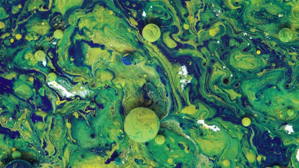 Mixing of Blue and Green Colors in Spots and Balls on a Threedimensional Moving Background alt