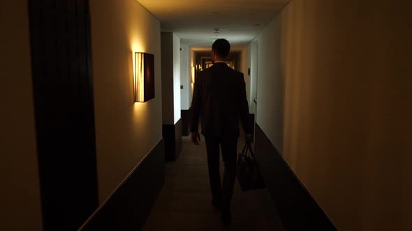 Businessman Looking for Hotel Room alt