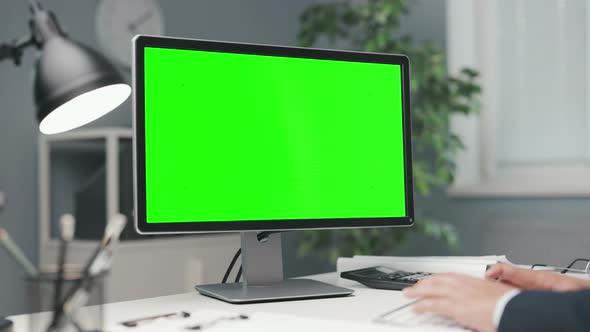 Man Using Green Screen Pc