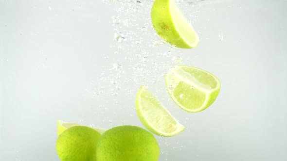 Limes Falling into Water 01 alt