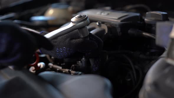 Hands of Car Mechanic alt