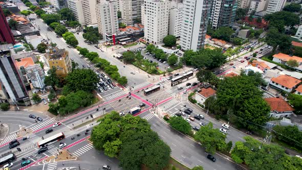 Famous intersection:  Reboucas Avenue and Brazil avenue at Sao Paulo Brazil. alt