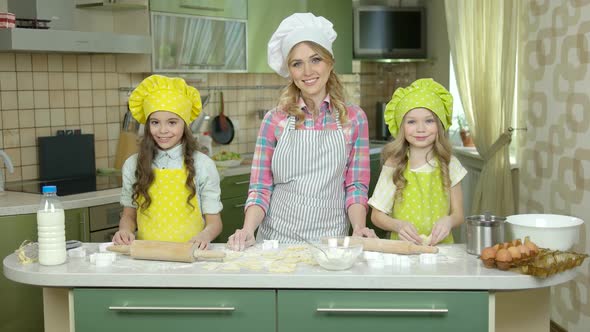 Female Chef and Children. alt