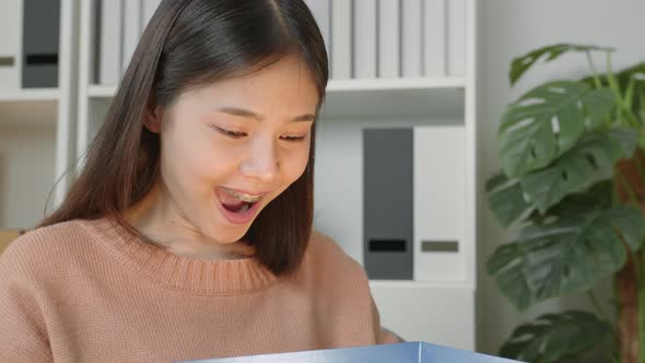 Young Asian woman open the gift box alt