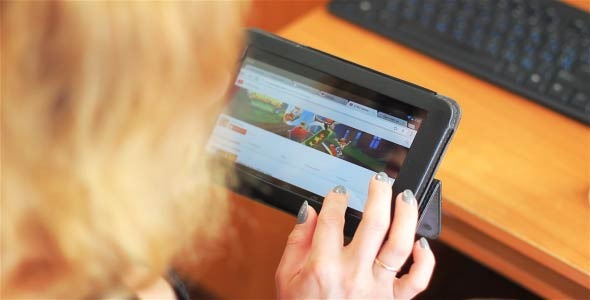 The Girl With The Tablet 3 alt