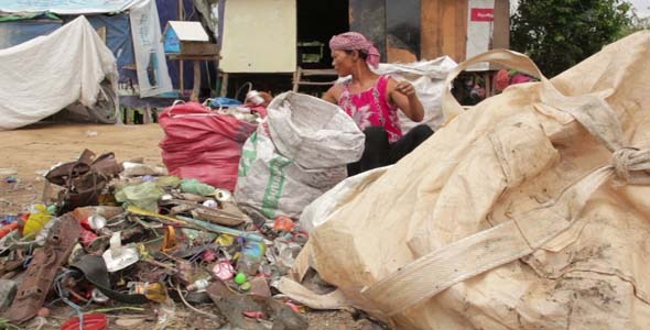 Garbage Gatherers Assorting Trashes In Slums alt