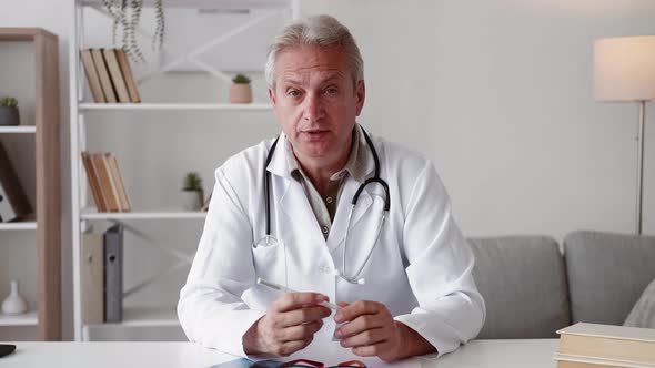 Medical Webinar Telehealth Chat Doctor Consulting alt