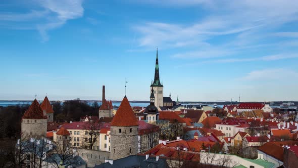 Timlapse of Aerial View of Tallinn Medieval Old Town, Estonia alt