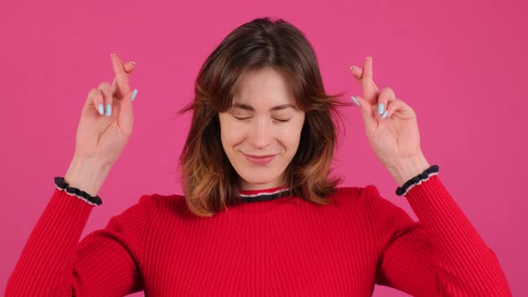 Close Up of an Young Woman Crossing His Finger Wishing Something alt