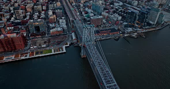 Williamsburg Bridge Towards Manhattan with a View of Midtown Manhattan alt