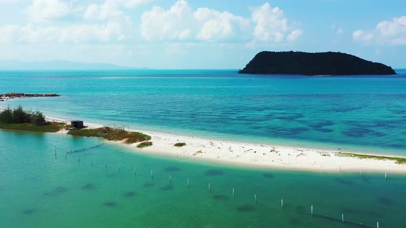 Thailand. Beautiful tropical ocean with sandbanks and an uninhabited island on the horizon. Clear bl alt