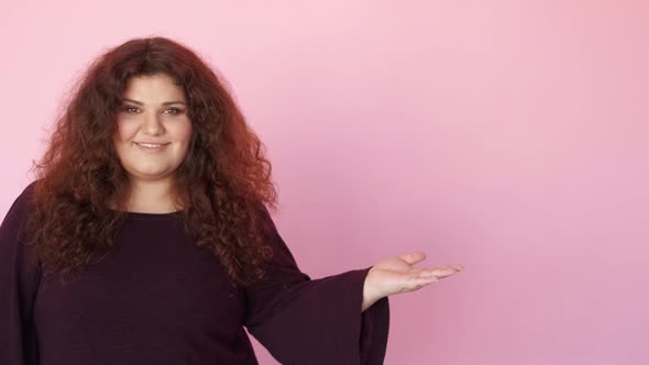 Advertising People Plus Size Woman Recommending alt