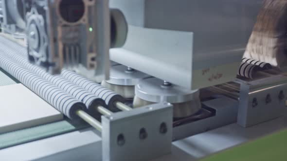 Automated wood polishing machine in a furniture manufacturing facility alt