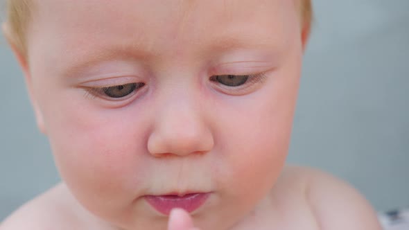 First feeding. Nutrition for babies. Organic food for babies. Baby eating outdoor. alt