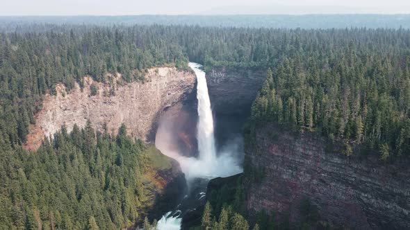 Beautiful and scenic Helmcken Falls on the Murtle River in Wells Gray Provincial Park in British Col alt
