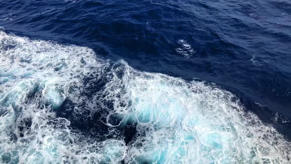 Ocean waves as the sun reflects on the frothy rolling waters alt