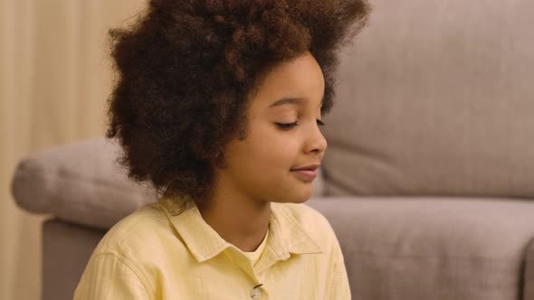 African American Woman Playing with Little Girl Using Makeup Brushes alt