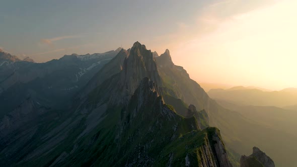 Schaefler Altenalptuerme Mountain Ridge Swiss Alpstein Appenzell Innerrhoden Switzerlandsteep Ridge alt