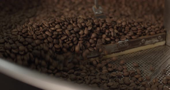 Coffee beans roasting machine