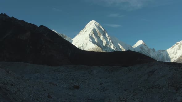Pumori and Lingtren Mountains. Himalaya, Nepal. Aerial View alt