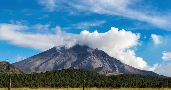 Time-lapse of a smoking volcano at Mexico, Popocatepetl
