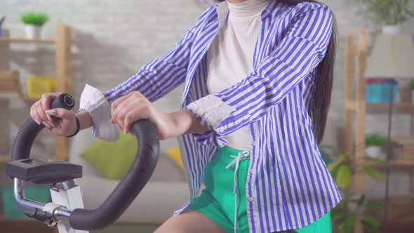 Portrait Asian Woman Knee Bend Orthosis Knee Brace After Injury Stationary Bike Knee Bend Orthosis alt