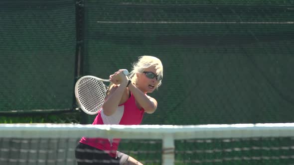 Women playing tennis. alt
