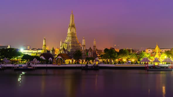 night to day time lapse of Wat Arun Temple with Chao Phraya river in Bangkok, Thailand alt