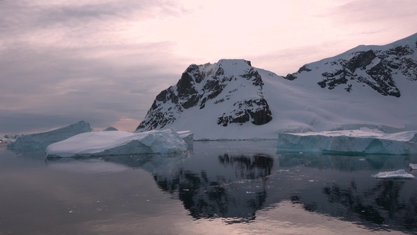 Environment. Reflection of mountains and icebergs in the water. Antarctica. Life of nature. alt