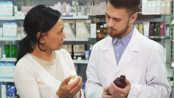 An Adult Woman Consults a Pharmacist About Remedy alt
