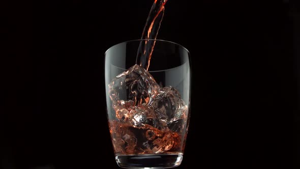 Pouring whiskey into glass, Slow Motion alt