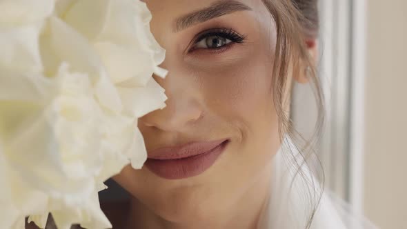 Closeup of Beautiful Lovely Stylish Bride Girl Looking at Camera and Smiling with Flowers Bouquet alt