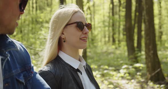 Young Girl And Guy Walking In The Park In Nature alt
