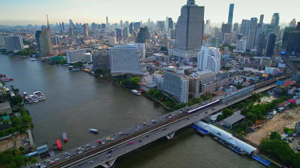 4K : Drones fly over the Chao Phraya River, buildings and business districts in Bangkok alt
