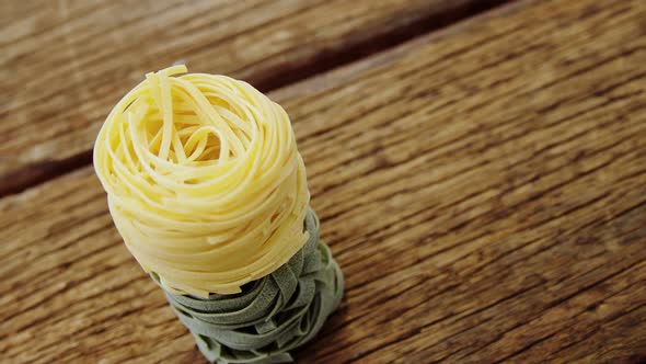 Close-up of green and yellow fettuccine alt