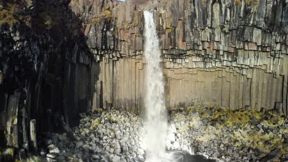 Svartifoss waterfall in Skaftafell National Park, Iceland. alt