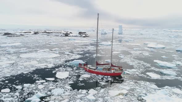 Sailing Yacht Sail in Arctic Dangerous Frozen Ocean alt