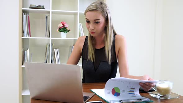Blonde Business Woman Working at Modern Office alt