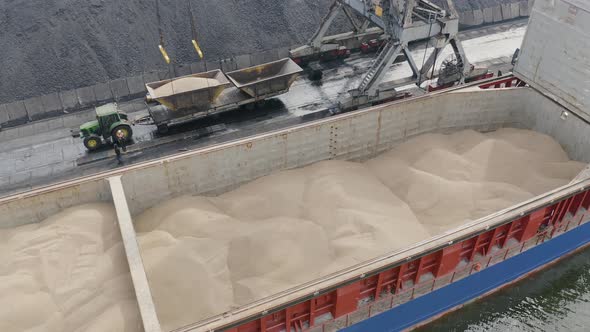 Bulk Cargo Loading to the Ship Hold alt