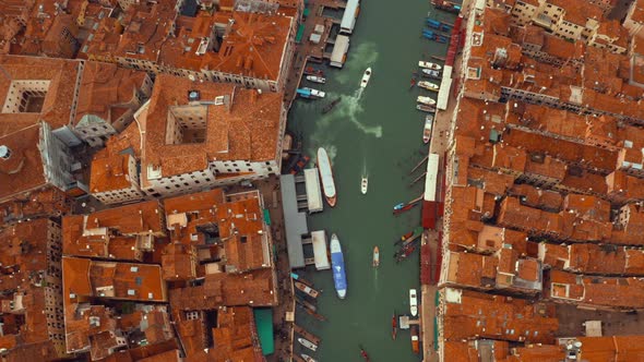 famous Canal Grande and famous Rialto Bridge alt
