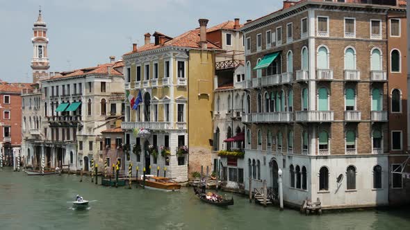 Gondola, ferry and other boats in Venice alt