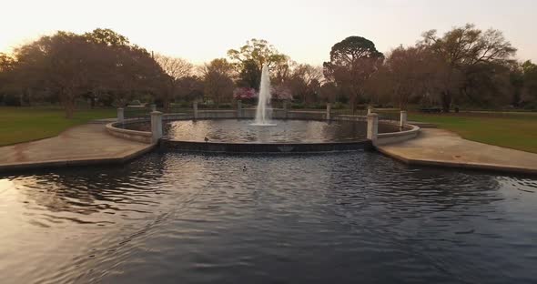 Elegant pond with fountain in a park in Charleston alt