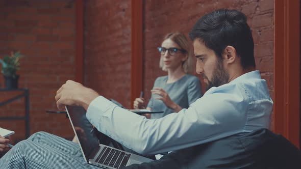 Young business people alt