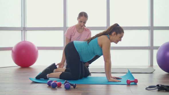 Personal Fitness Trainer Helps you with Exercise for Pregnant Women